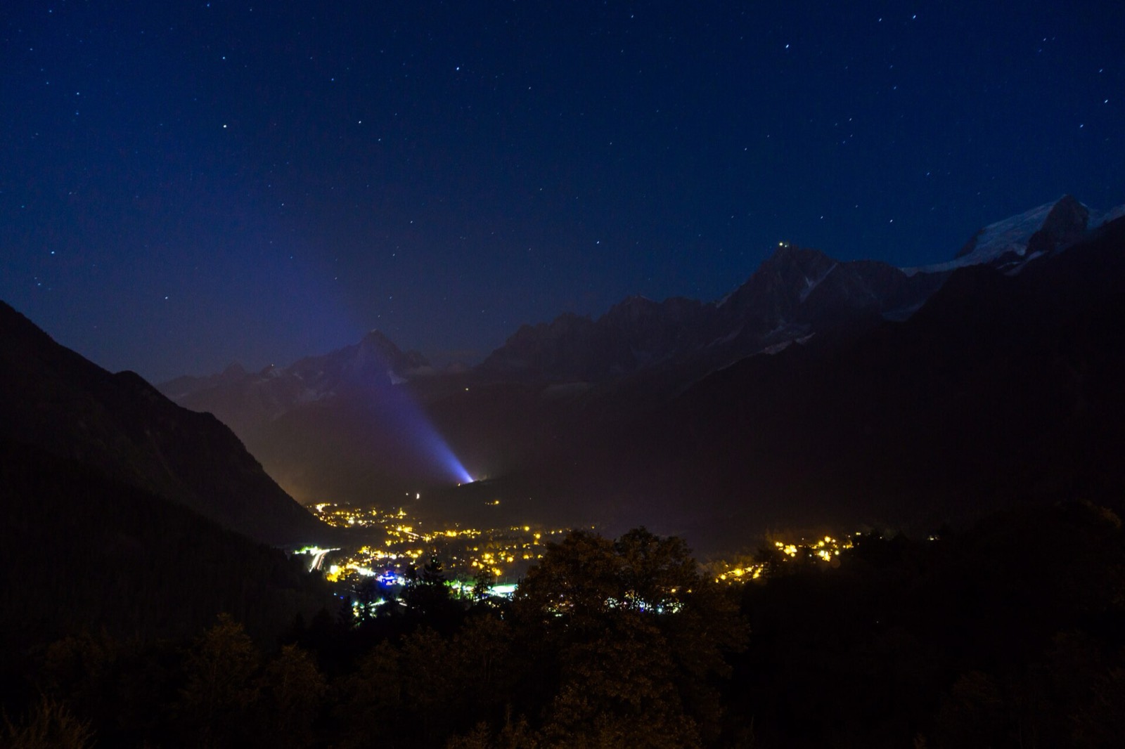 Die Lichter des Chamonix-Tals bei Nacht unter dunklen Bergen